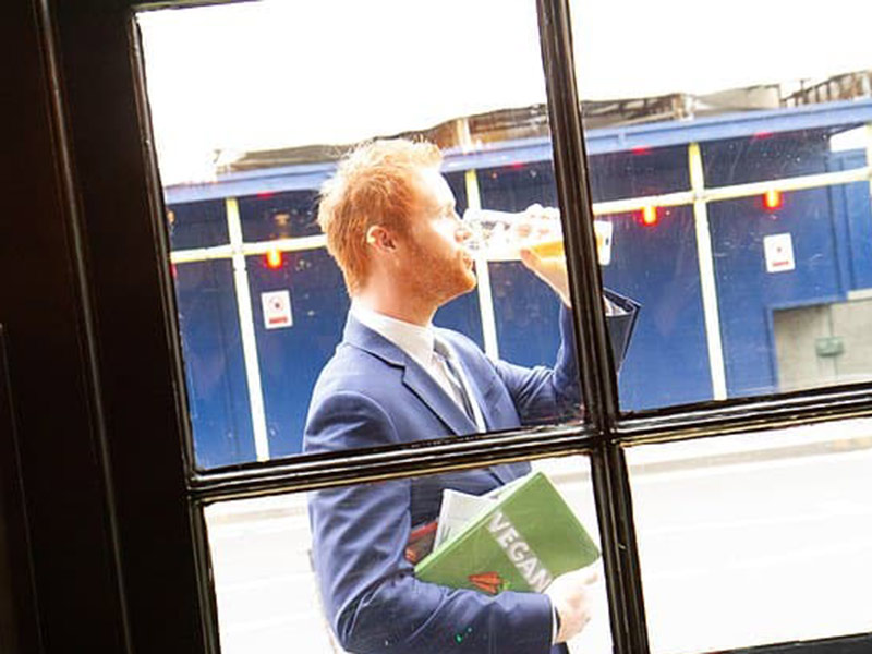 اضغط لمشاهدة الصور: مع اقتراب ولادة الطفل الملكي، صور كوميدية للأمير هاري وميجان!